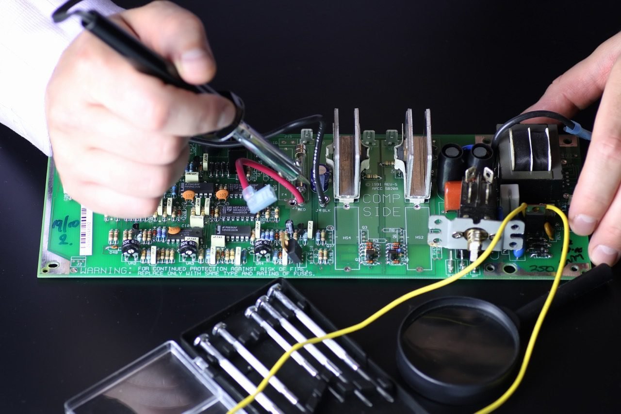 Manutenção em Fonte CNC industrial realizada por técnicos especializados, com diagnóstico eletrônico avançado, análise de circuitos, reparo de componentes críticos e testes completos para garantir estabilidade elétrica, segurança operacional e confiabilidade contínua em máquinas CNC industriais.