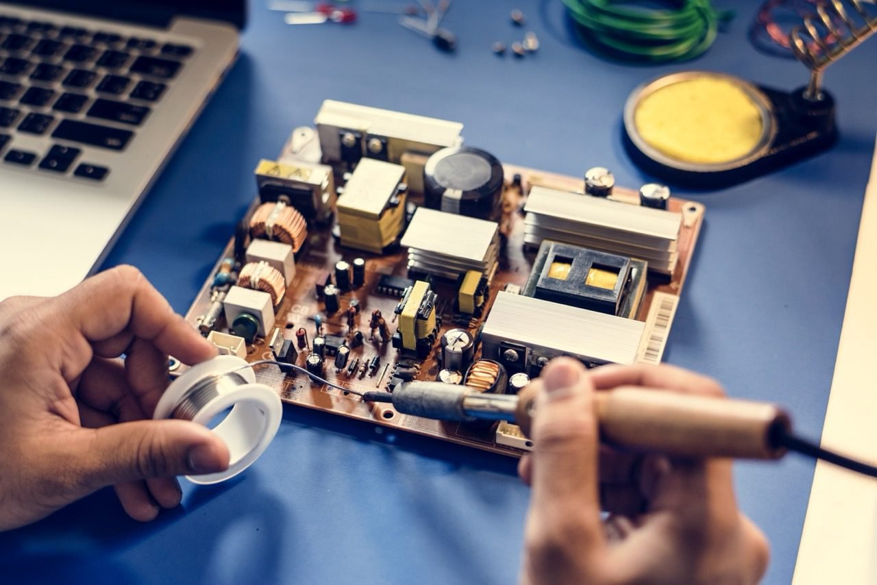 Manutenção em Fonte CNC industrial realizada por técnicos especializados, com diagnóstico eletrônico avançado, análise de circuitos, reparo de componentes críticos e testes completos para garantir estabilidade elétrica, segurança operacional e confiabilidade contínua em máquinas CNC industriais.