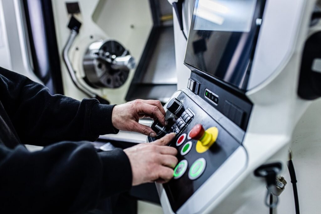 Manutenção de IHM industrial realizada por técnicos especializados, com diagnóstico eletrônico avançado, análise de circuitos, reparo de display, teclado e interfaces homem-máquina, além de testes funcionais completos para garantir confiabilidade, estabilidade operacional e segurança em máquinas CNC e equipamentos industriais.