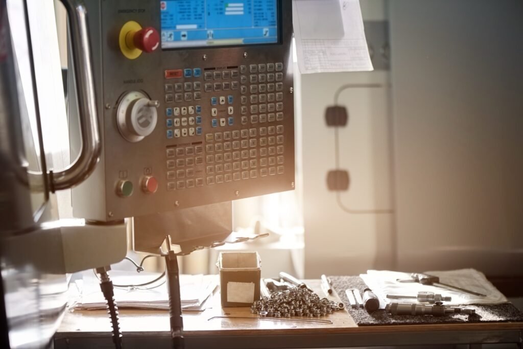 Manutenção de IHM industrial realizada por técnicos especializados, com diagnóstico eletrônico avançado, análise de circuitos, reparo de display, teclado e interfaces homem-máquina, além de testes funcionais completos para garantir confiabilidade, estabilidade operacional e segurança em máquinas CNC e equipamentos industriais.