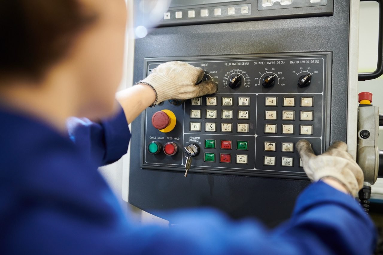 Manutenção de IHM industrial realizada por técnicos especializados, com diagnóstico eletrônico avançado, análise de circuitos, reparo de display, teclado e interfaces homem-máquina, além de testes funcionais completos para garantir confiabilidade, estabilidade operacional e segurança em máquinas CNC e equipamentos industriais.