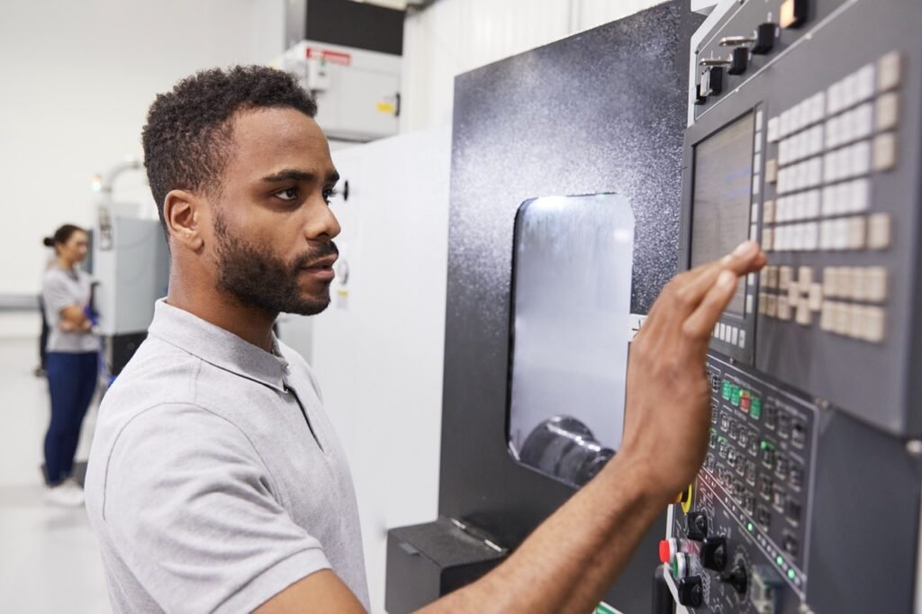 Manutenção de IHM industrial realizada por técnicos especializados, com diagnóstico eletrônico avançado, análise de circuitos, reparo de display, teclado e interfaces homem-máquina, além de testes funcionais completos para garantir confiabilidade, estabilidade operacional e segurança em máquinas CNC e equipamentos industriais.