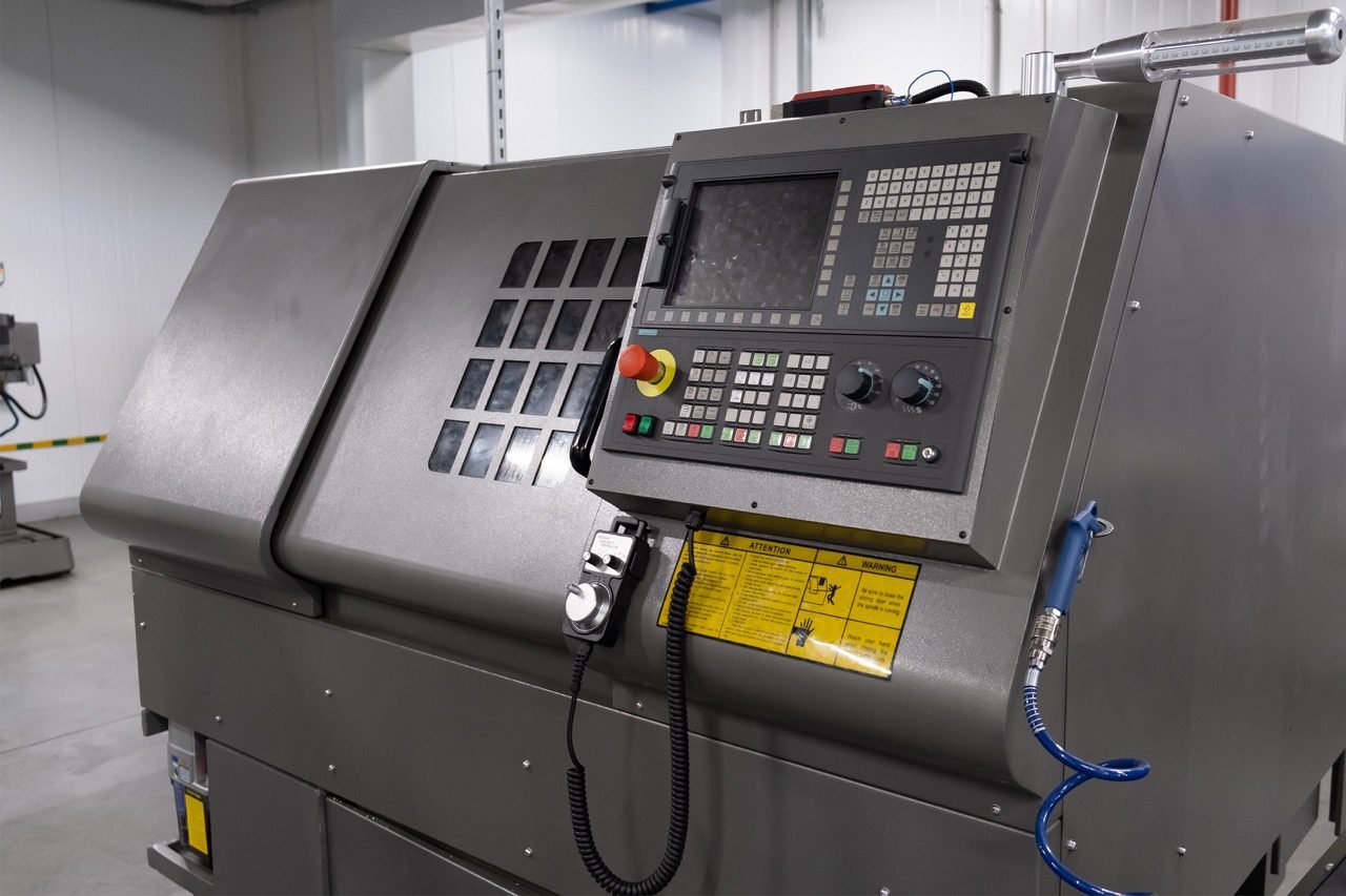 Manutenção de IHM industrial realizada por técnicos especializados, com diagnóstico eletrônico avançado, análise de circuitos, reparo de display, teclado e interfaces homem-máquina, além de testes funcionais completos para garantir confiabilidade, estabilidade operacional e segurança em máquinas CNC e equipamentos industriais.