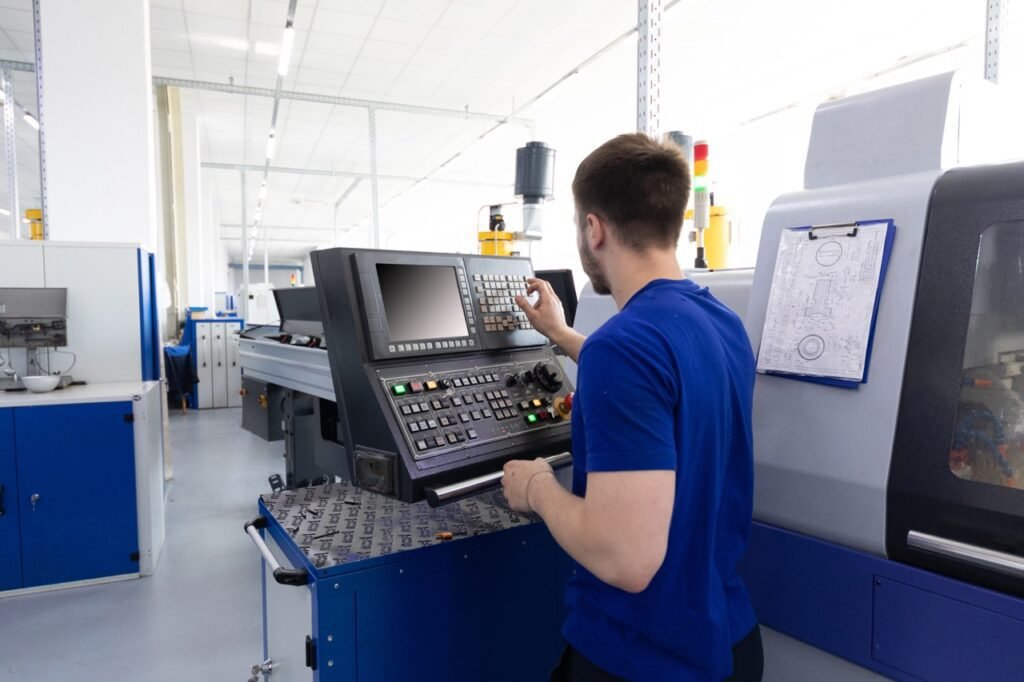 Manutenção de IHM industrial realizada por técnicos especializados, com diagnóstico eletrônico avançado, análise de circuitos, reparo de display, teclado e interfaces homem-máquina, além de testes funcionais completos para garantir confiabilidade, estabilidade operacional e segurança em máquinas CNC e equipamentos industriais.