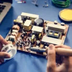 Técnico da Versatronic realizando conserto de equipamento eletrônico industrial — Santa Bárbara d`Oeste – SP - SP